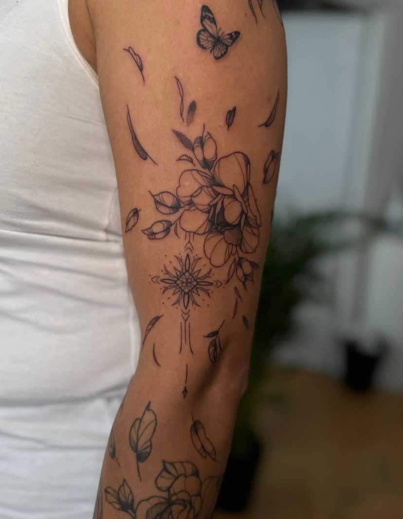 Tatuaż botaniczny z motylem