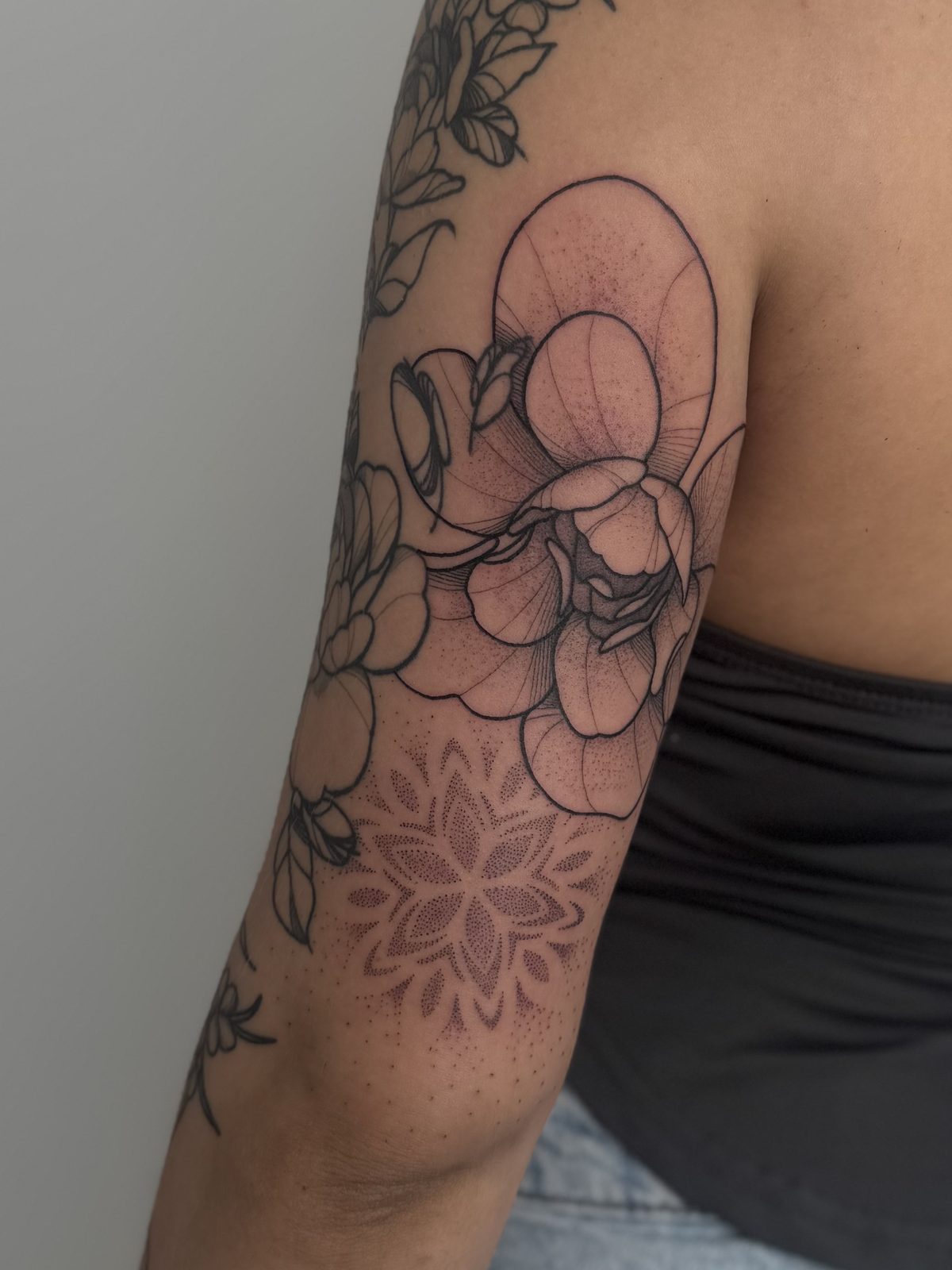 Tatuaż orchidei, delikatna kreska