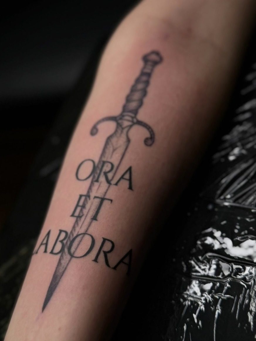 Miecz, napis Ora et Labora